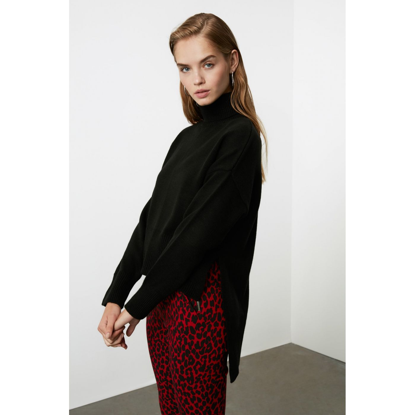 Trendyol Black Asymmetrical Throat Knitwear Sweater