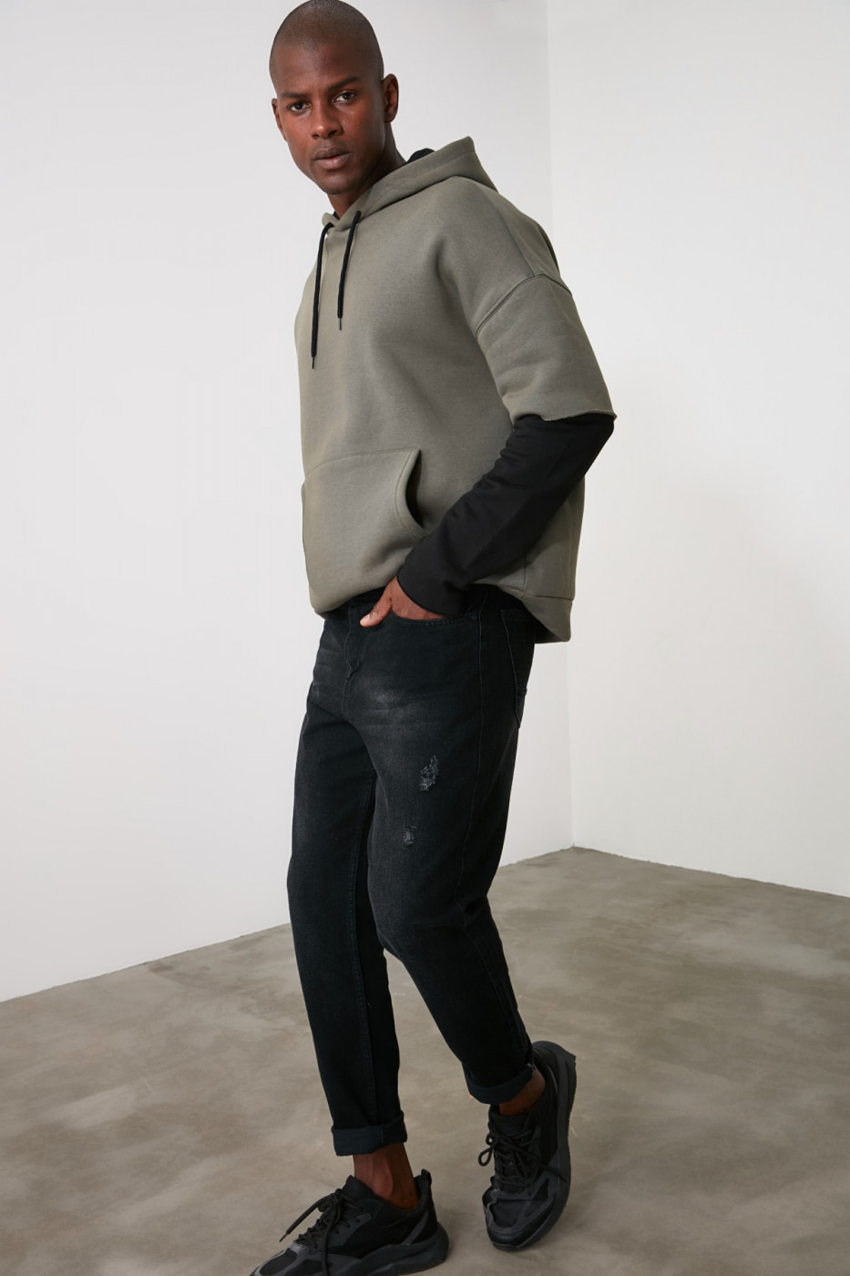 Trendyol Black Male Relax Fit Rake Destroylu Jeans