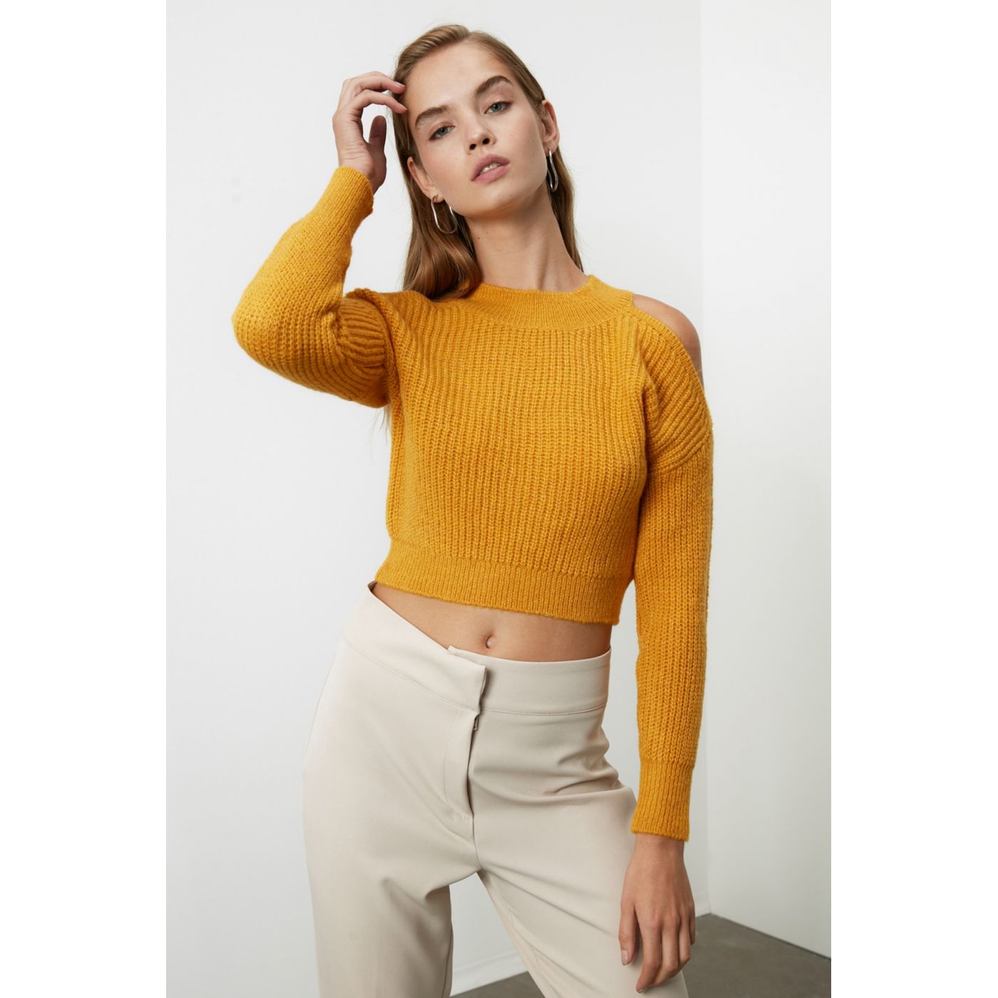 Trendyol Mustard Shoulder Cut Out Detailed Knitwear Sweater