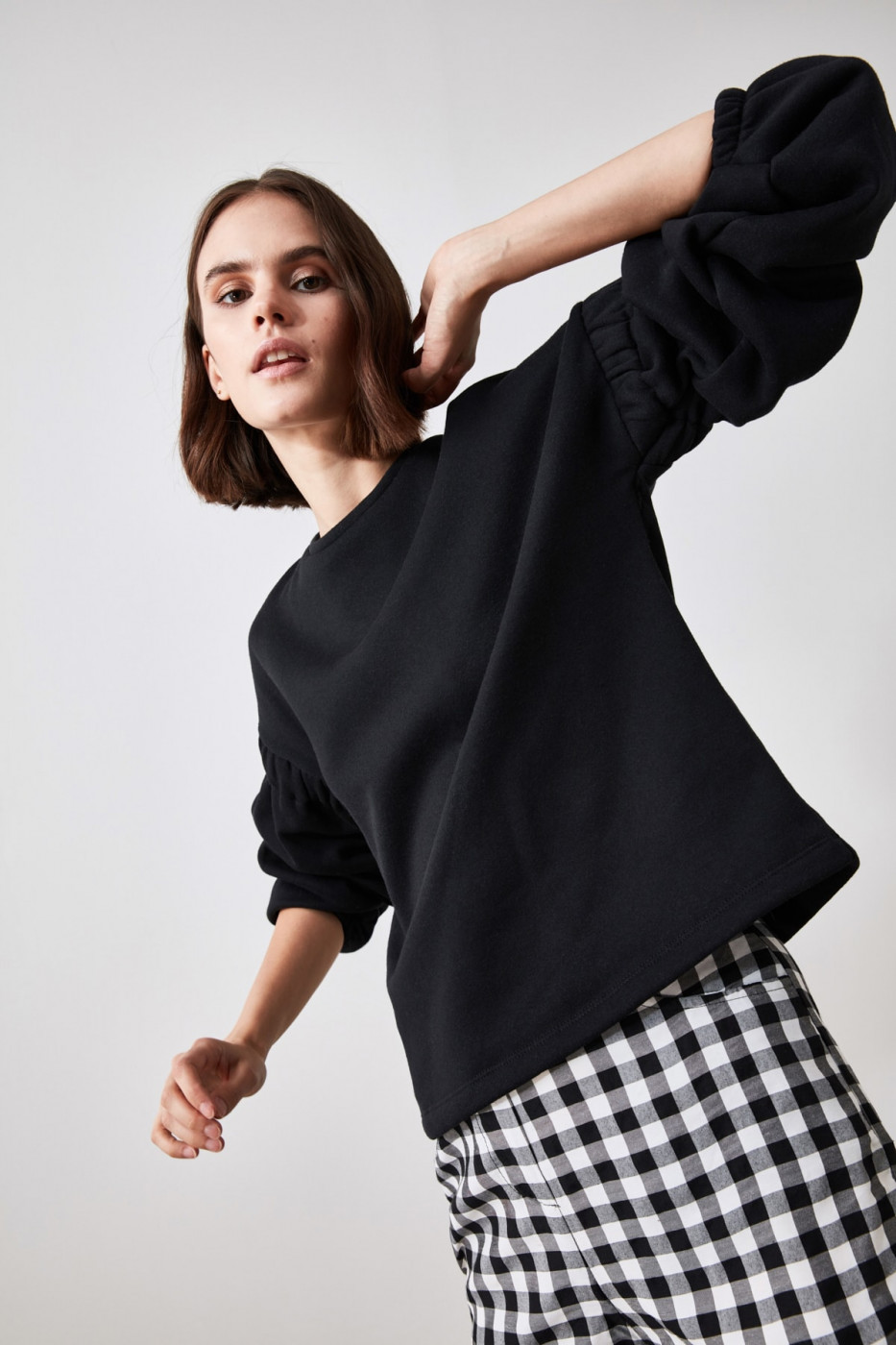 Trendyol Basic Knitted Sweatshirt with Black Sleeves Astringi,