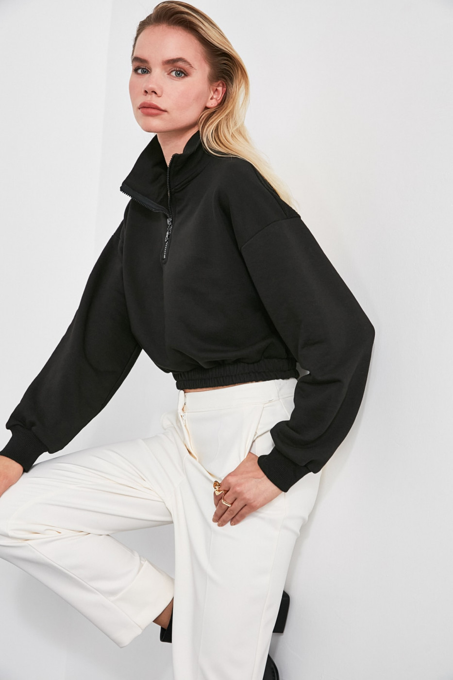 Trendyol Black Ruffle Detailed Crop Knitted Sweatshirt