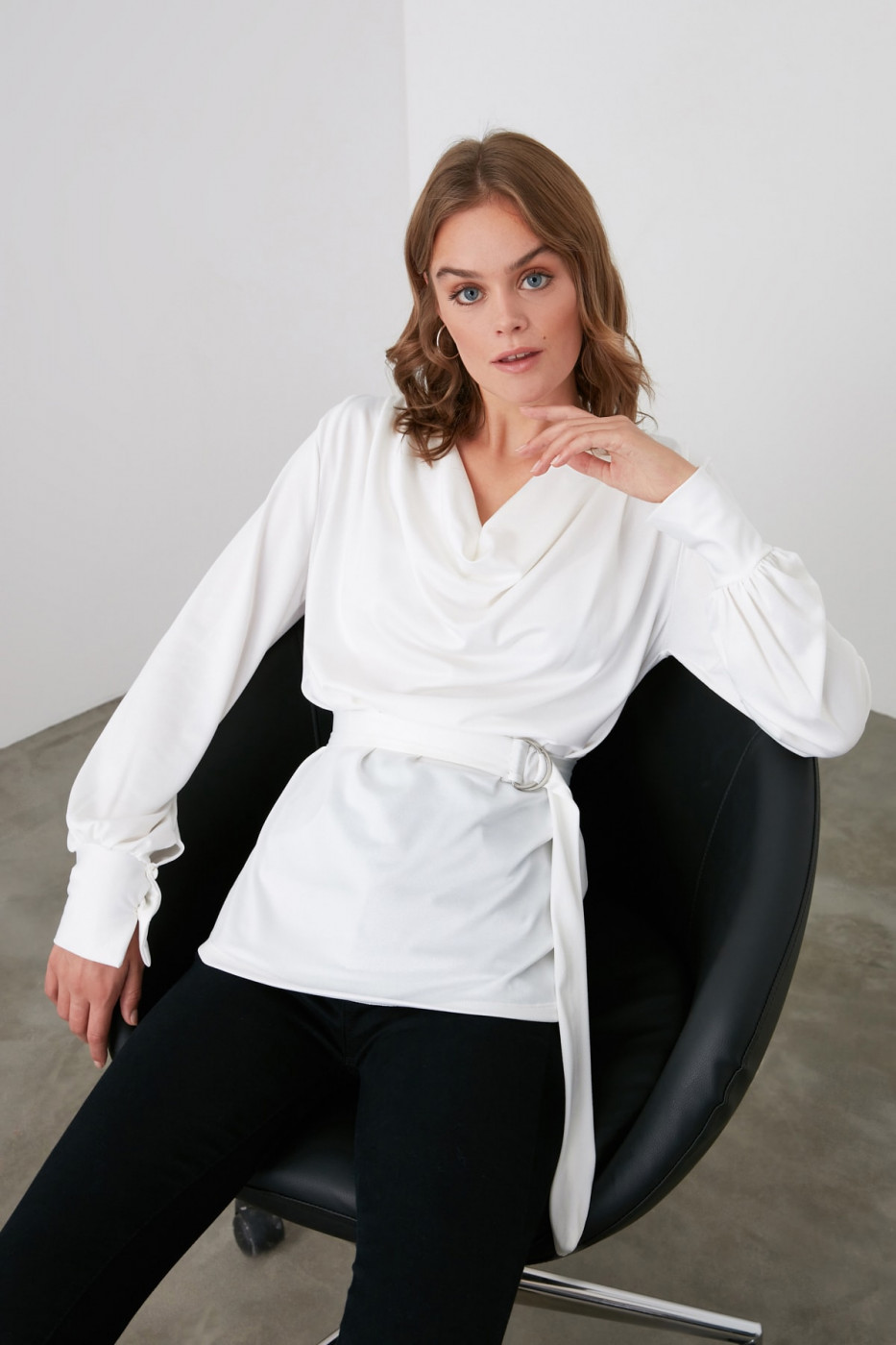 Trendyol White Degaje Collar Knitted Blouse