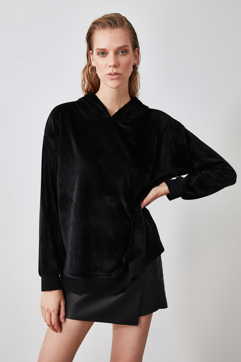 Trendyol Black Velvet Basic Hooded Knitted Sweatshirt