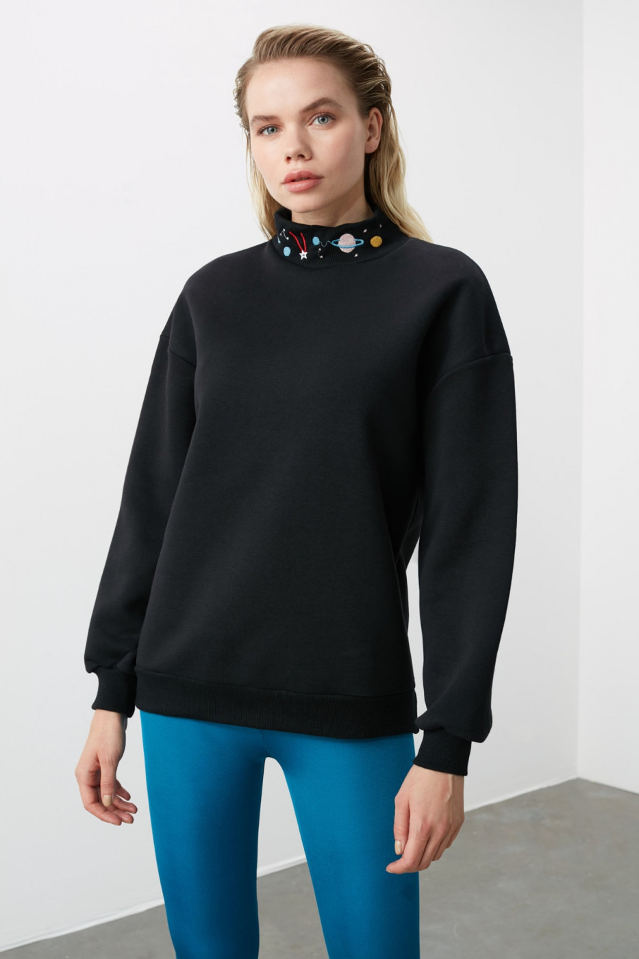Trendyol Black Collar Embroidered Loose Knitted Sweatshirt