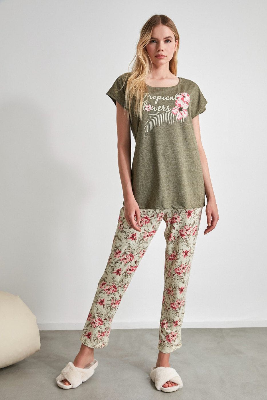 Trendyol Flower Patterned Knitted Pyjamas Set