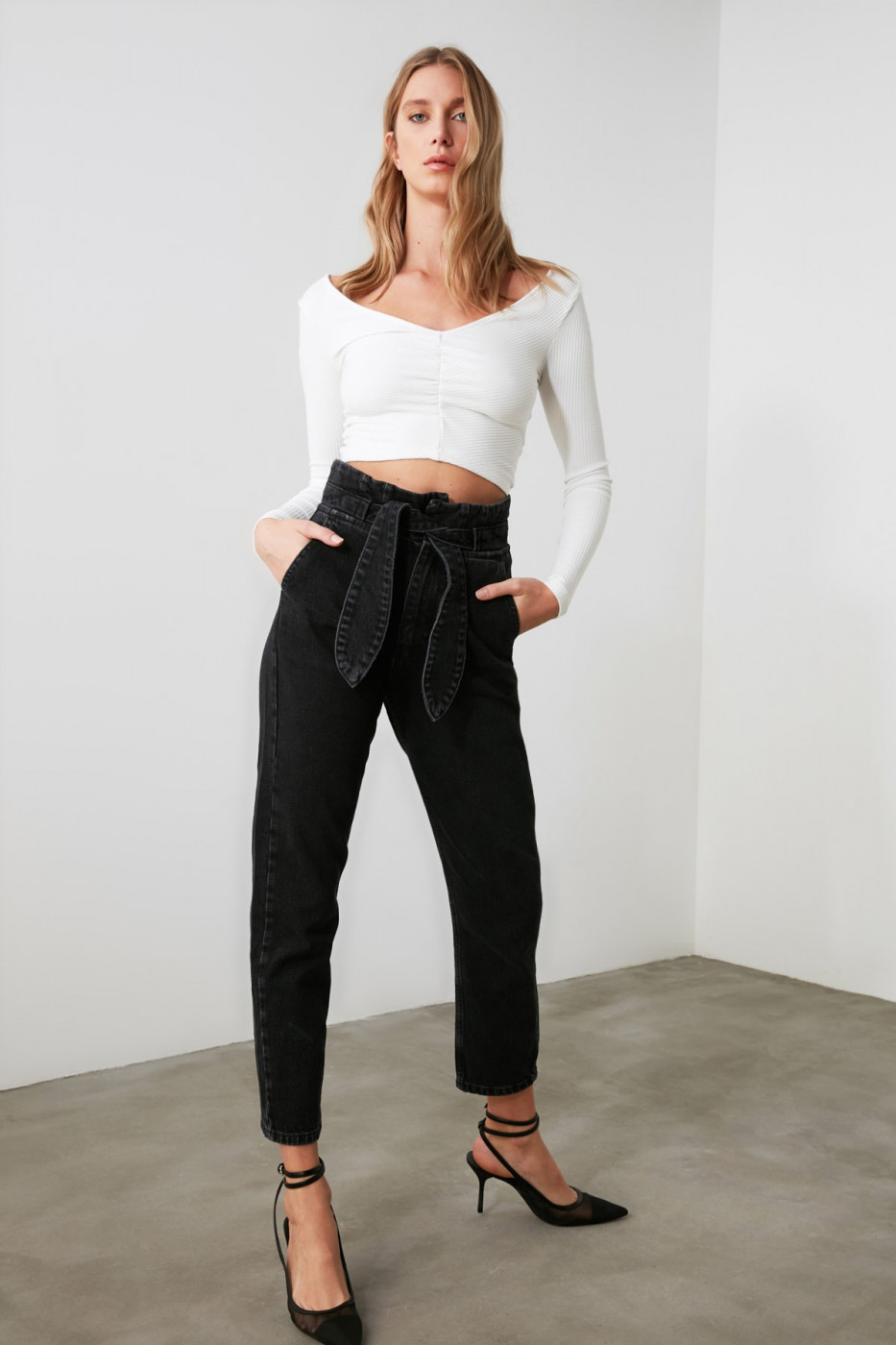 Trendyol Anthracite Belt Waist Smuze Super High Waist Mom Jeans