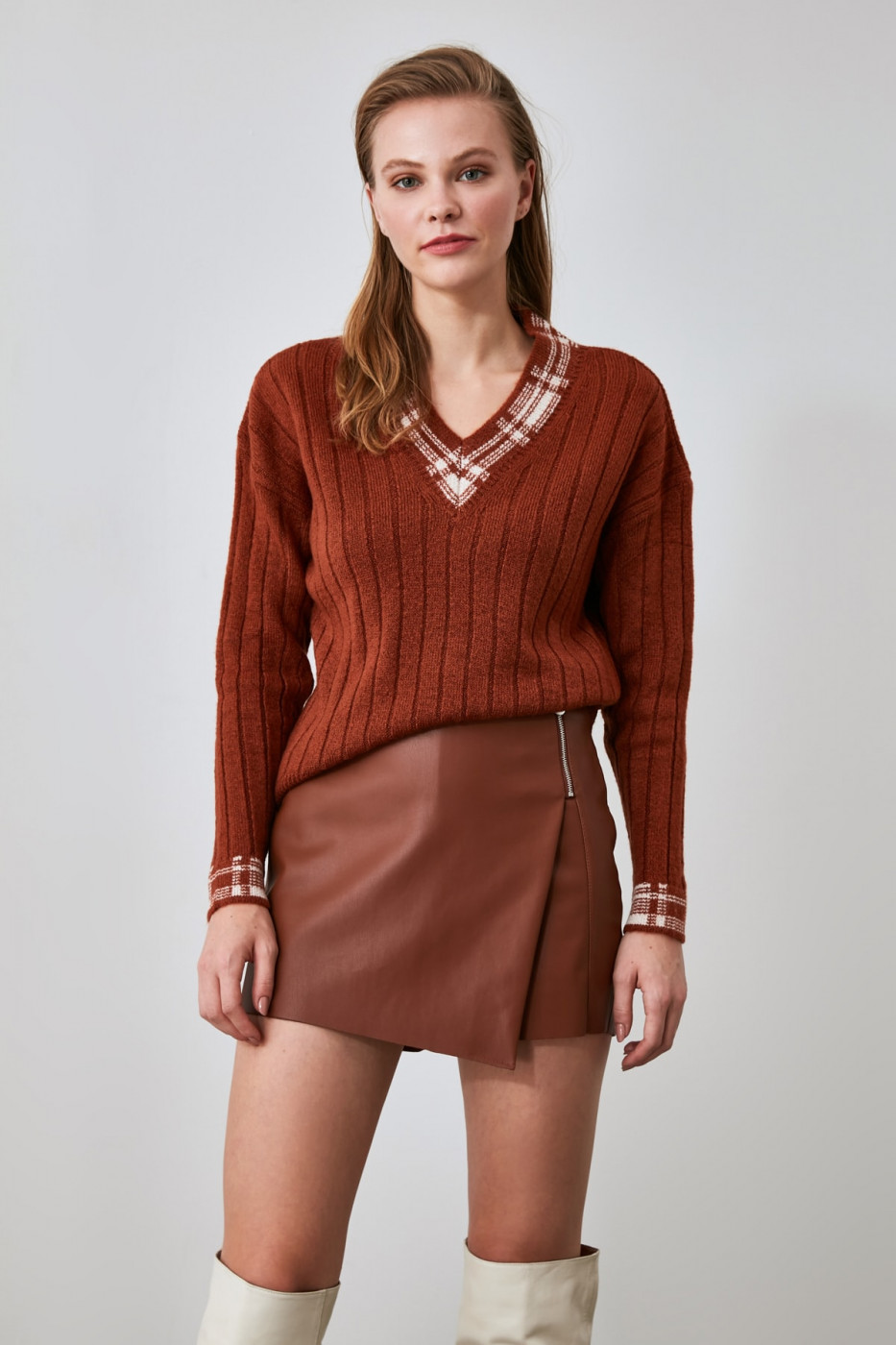 Trendyol Cinnamon V Neck Honey Detailed Knitwear Sweater