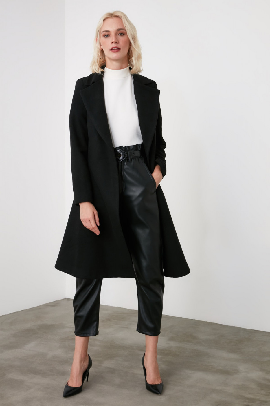 Trendyol Woolly Cachet Coat with Wide Skirt with Black Belt