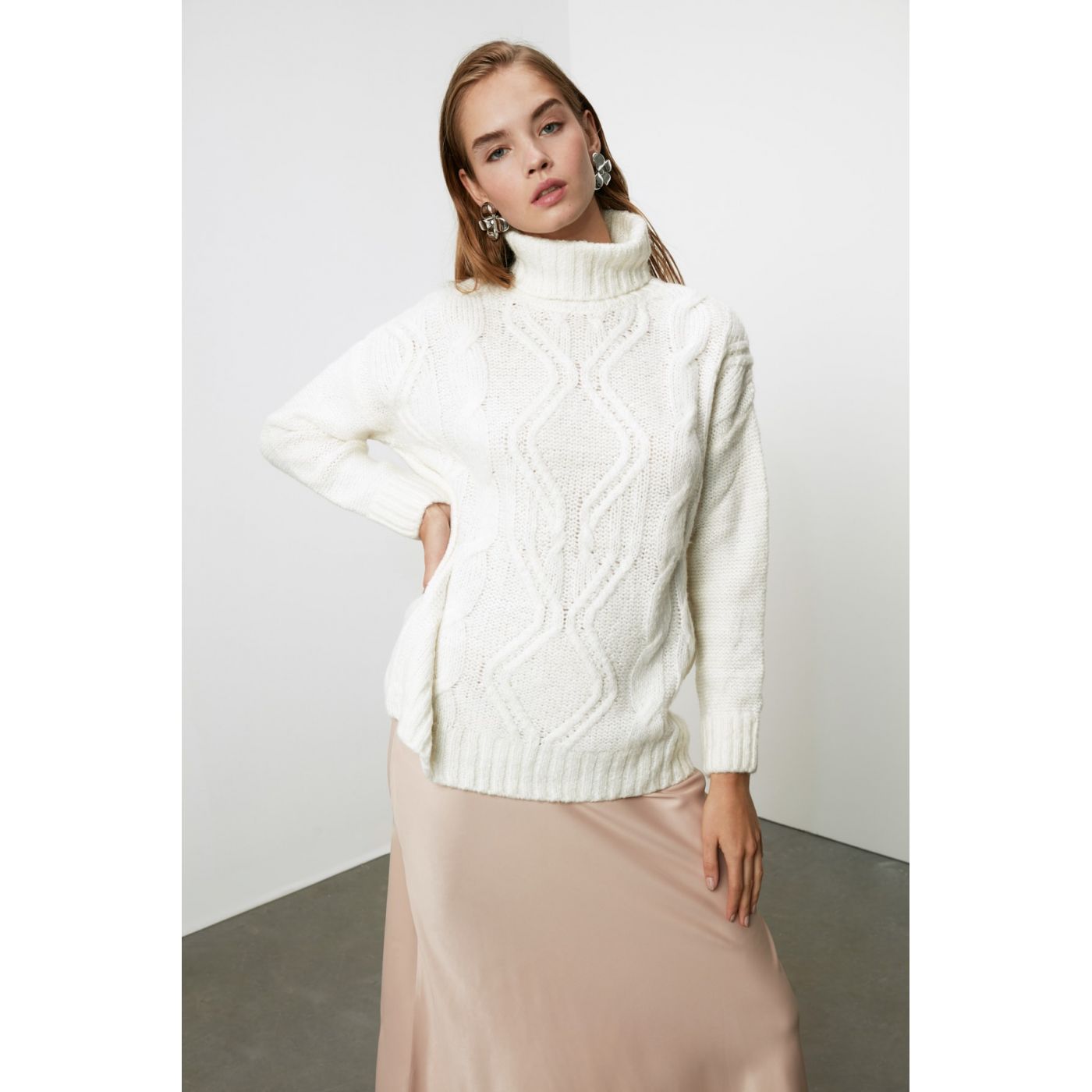Trendyol Ekru KnitTed Detailed Turtleneck Knitwear Sweater