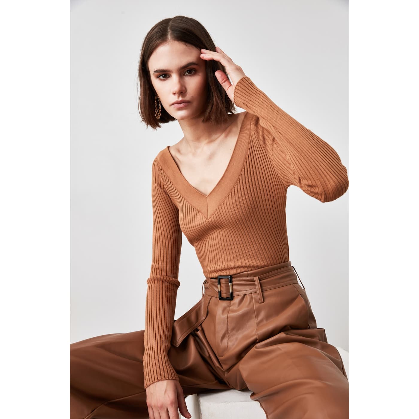 Trendyol Camel V Collar Suppository Knitwear Sweater