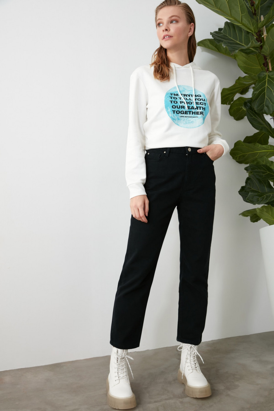 Trendyol Non-Fading Black High Waist Mom Jeans