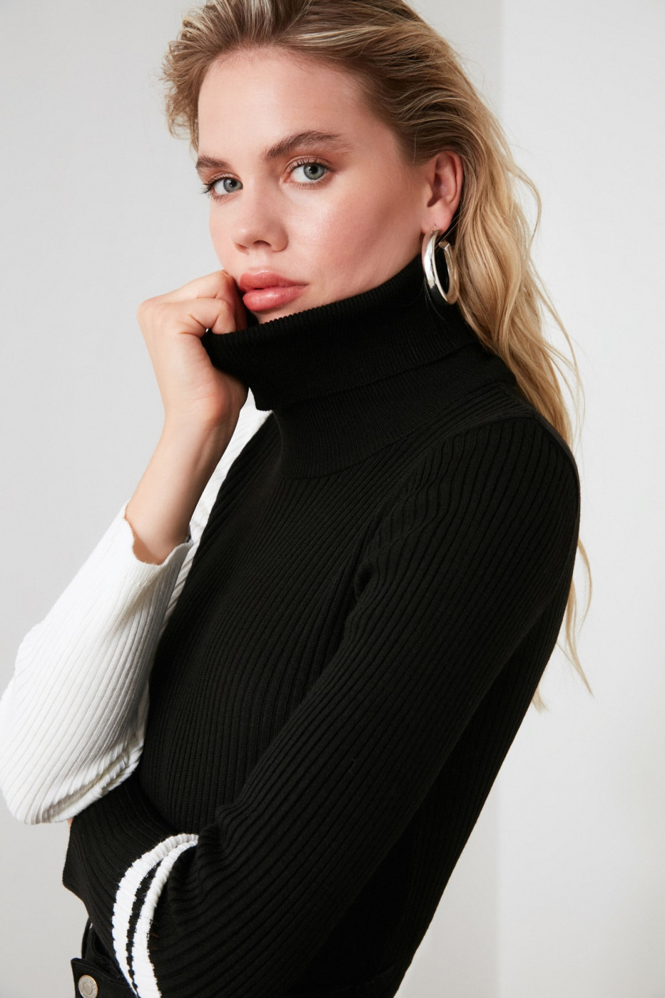 Trendyol Black Arm Color Block Knitwear Sweater