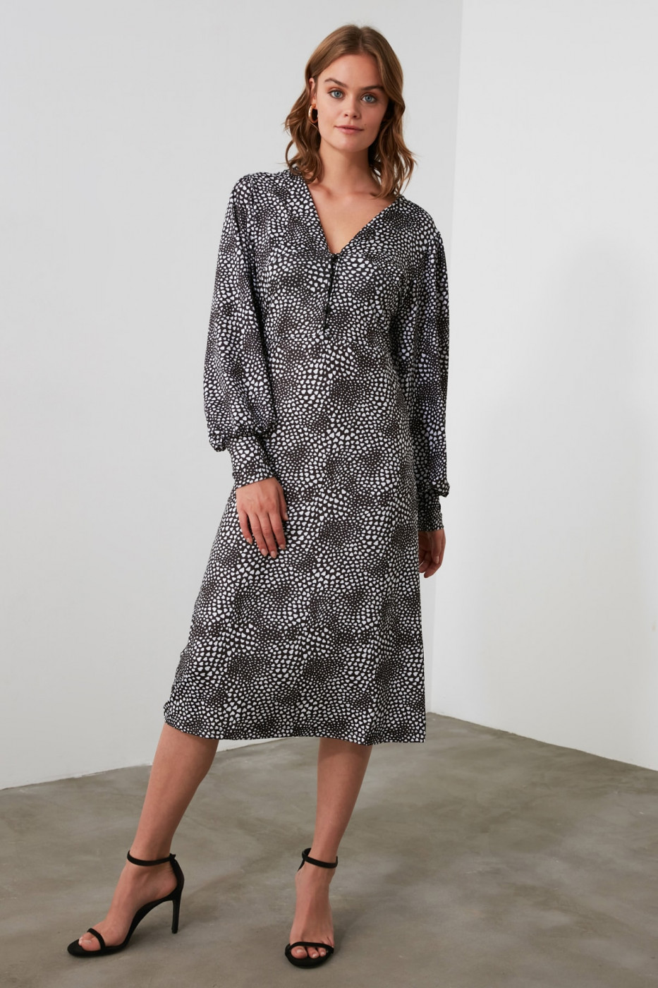 Trendyol Knitted Dress with Black V-Neck Pattern