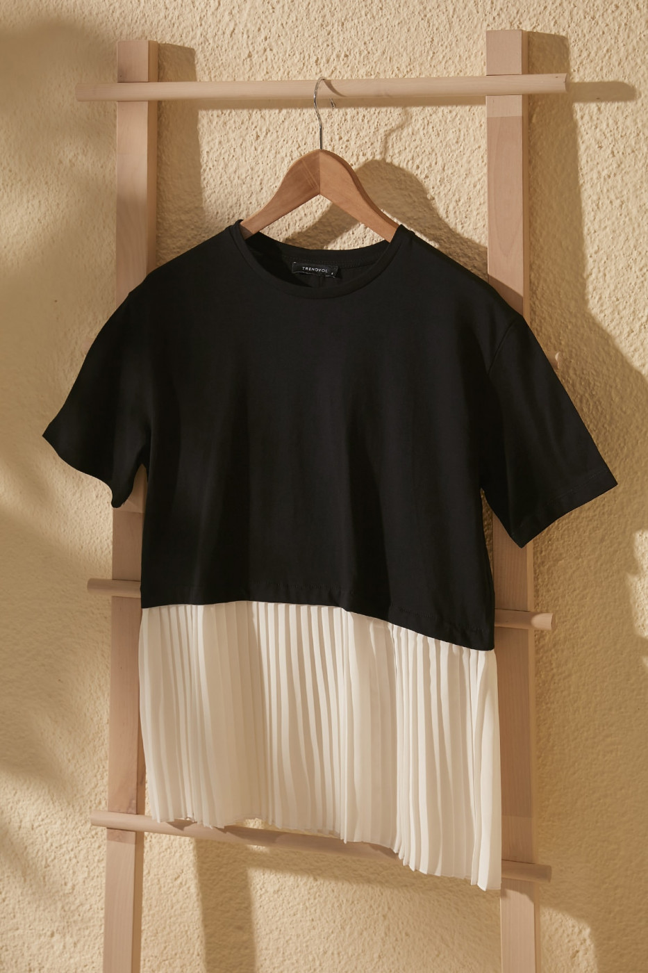 Trendyol Knitted Blouse with Black Pleat