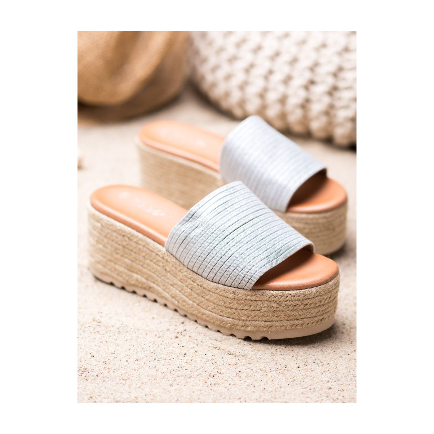 WEIDE FLIP-FLOPS ON THE STRAW PLATFORM