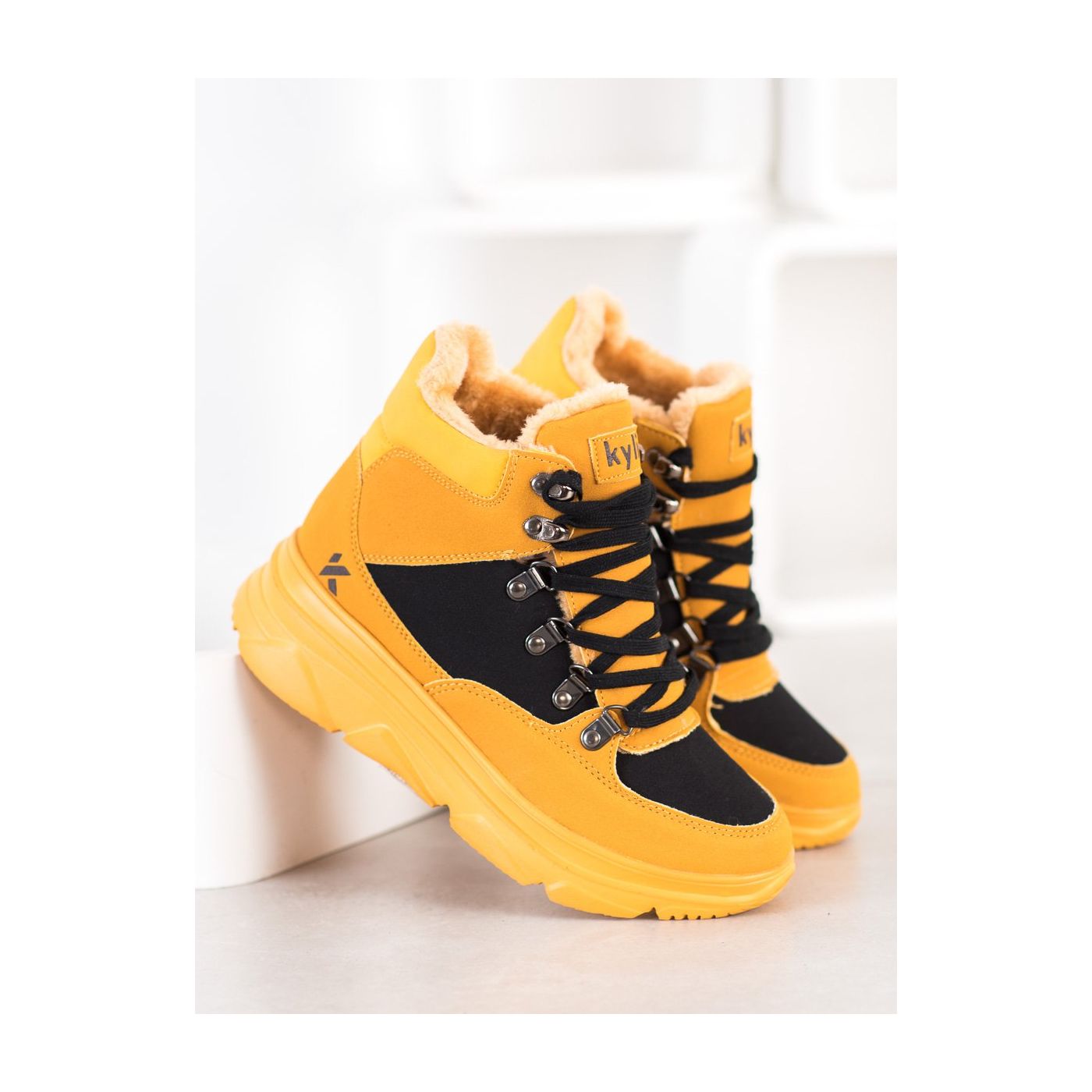 KYLIE LIGHTWEIGHT TRAPEZES ON THE PLATFORM
