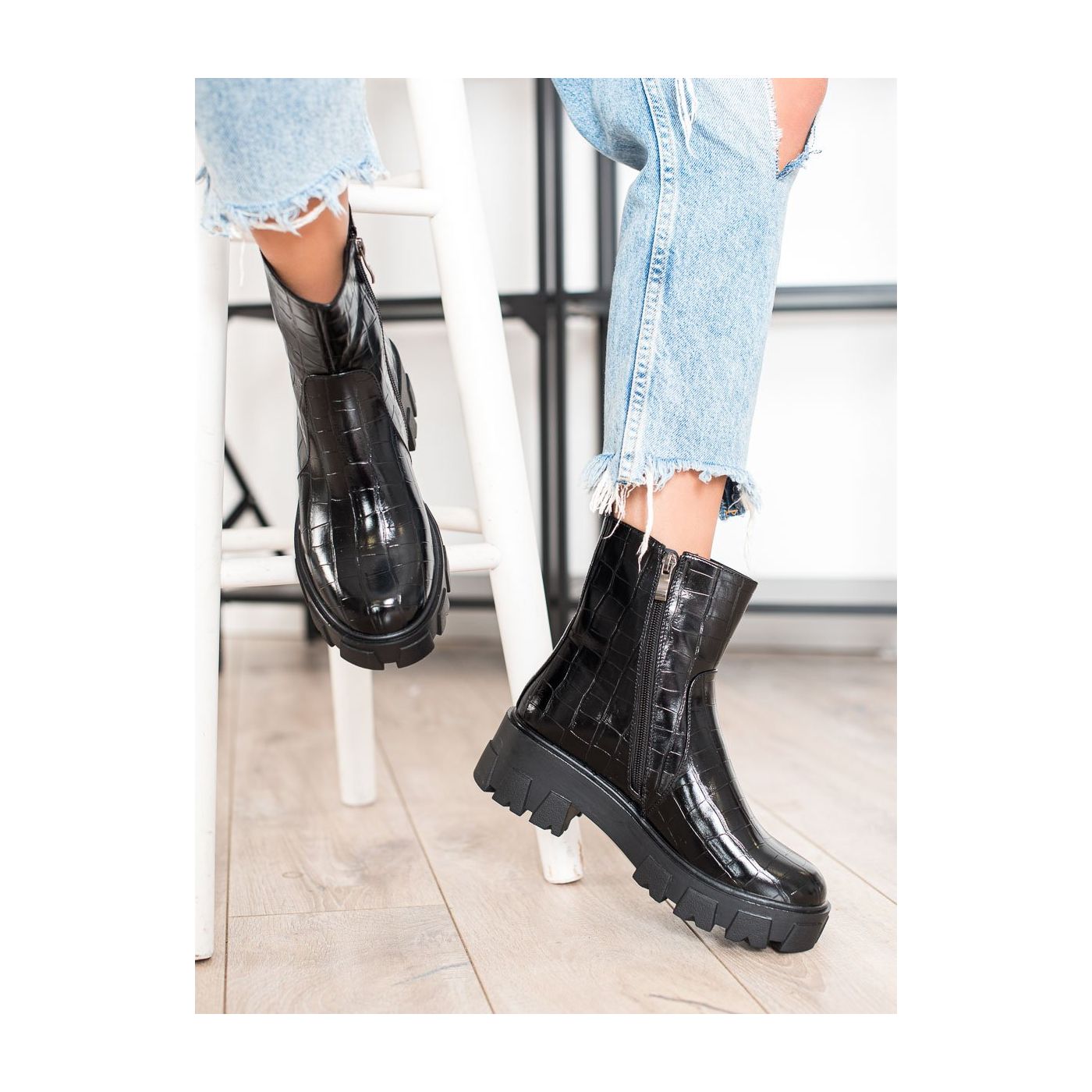 GOODIN BOOTIES ON THE PLATFORM