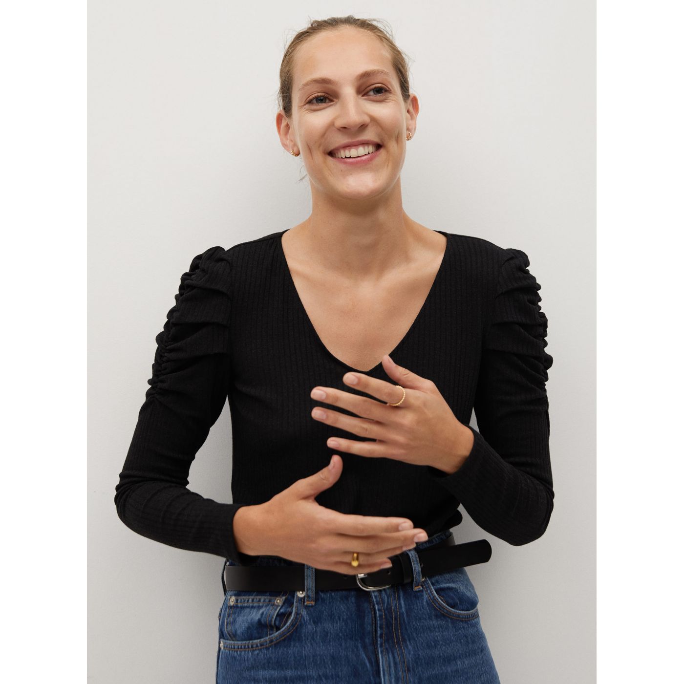 Black T-shirt with frilly Mango sleeves