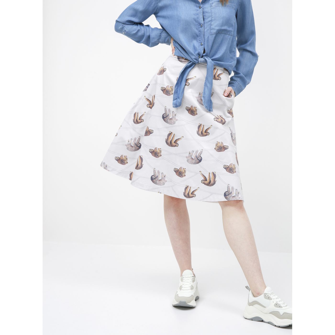 Grey skirt with the motif of sloth annanemone
