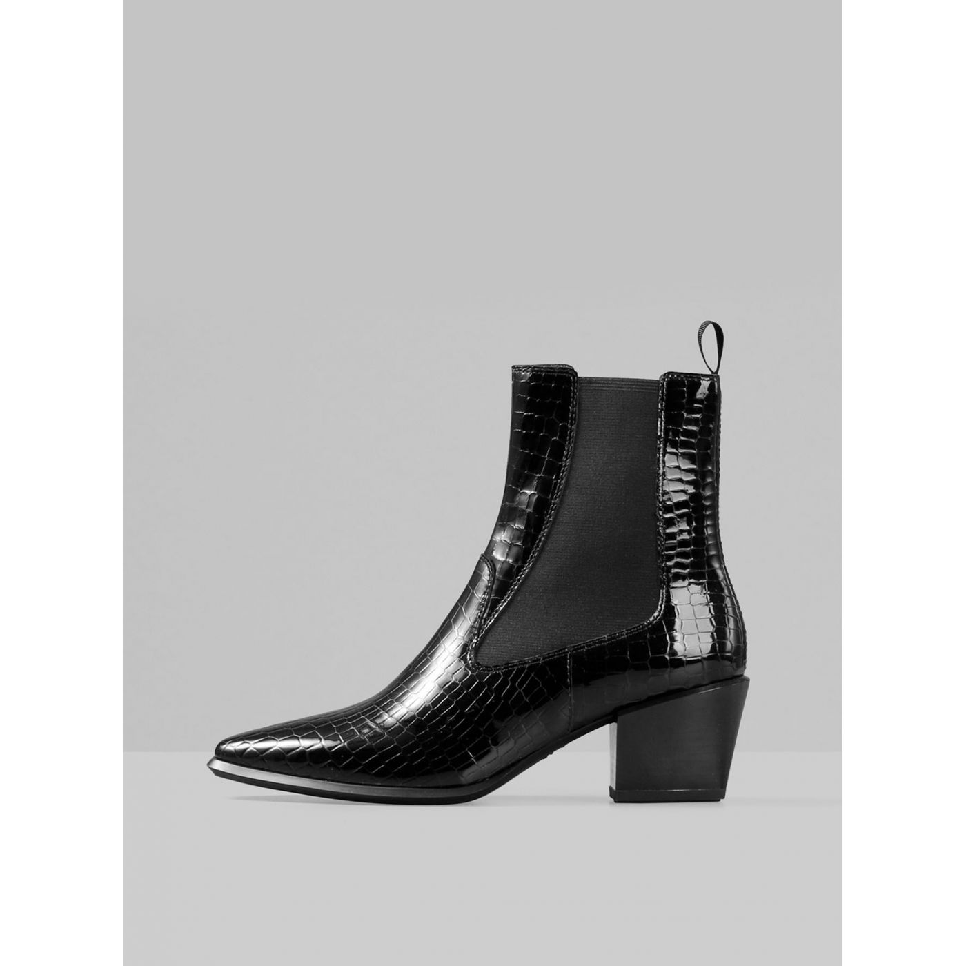 Black women's leather chelsea boots with crocodile pattern Vagabond