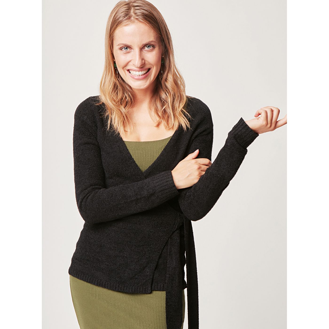 Black reaping basic cardigan with touch me binding.