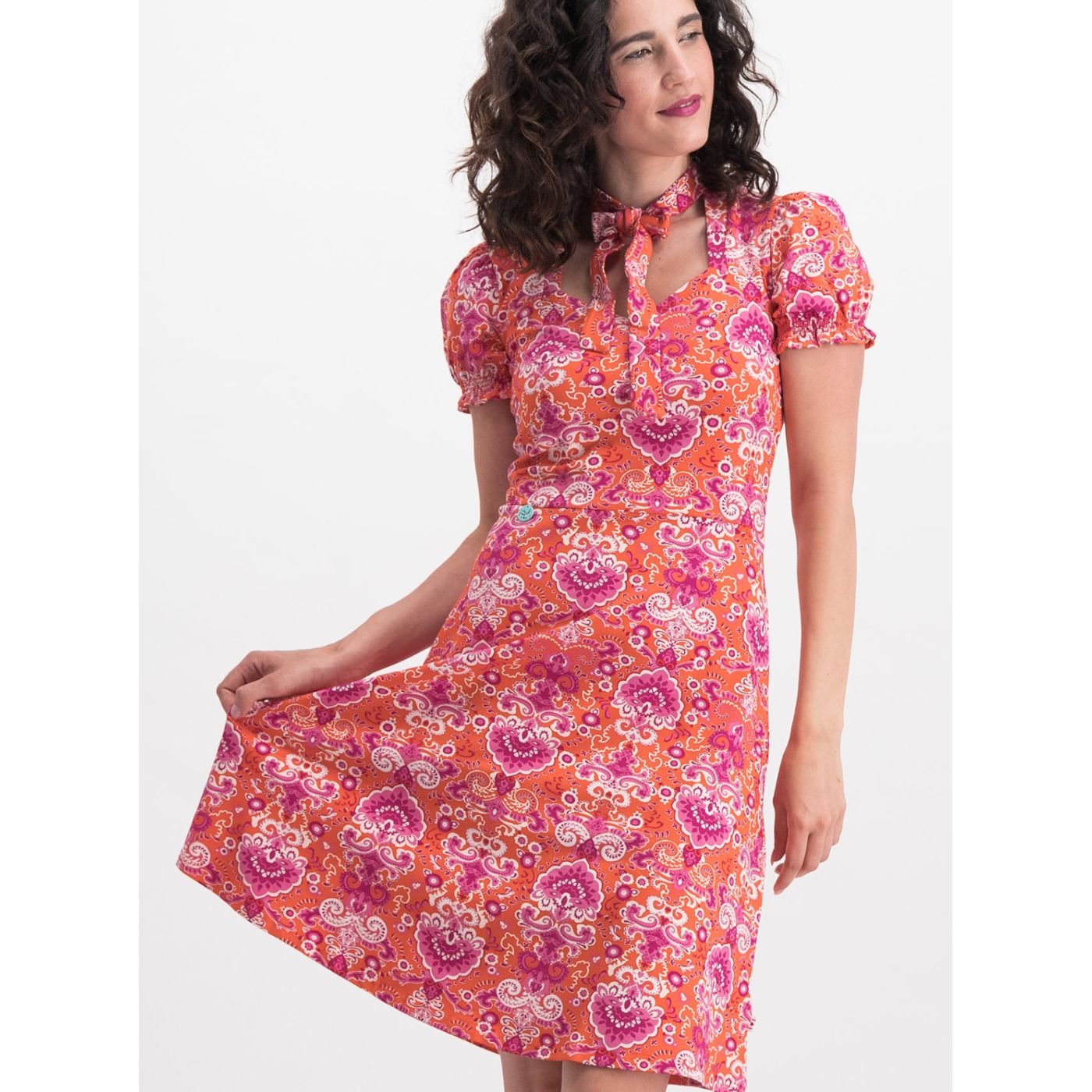 Pink-orange patterned dress with removable bow around blutsgeschwister neck