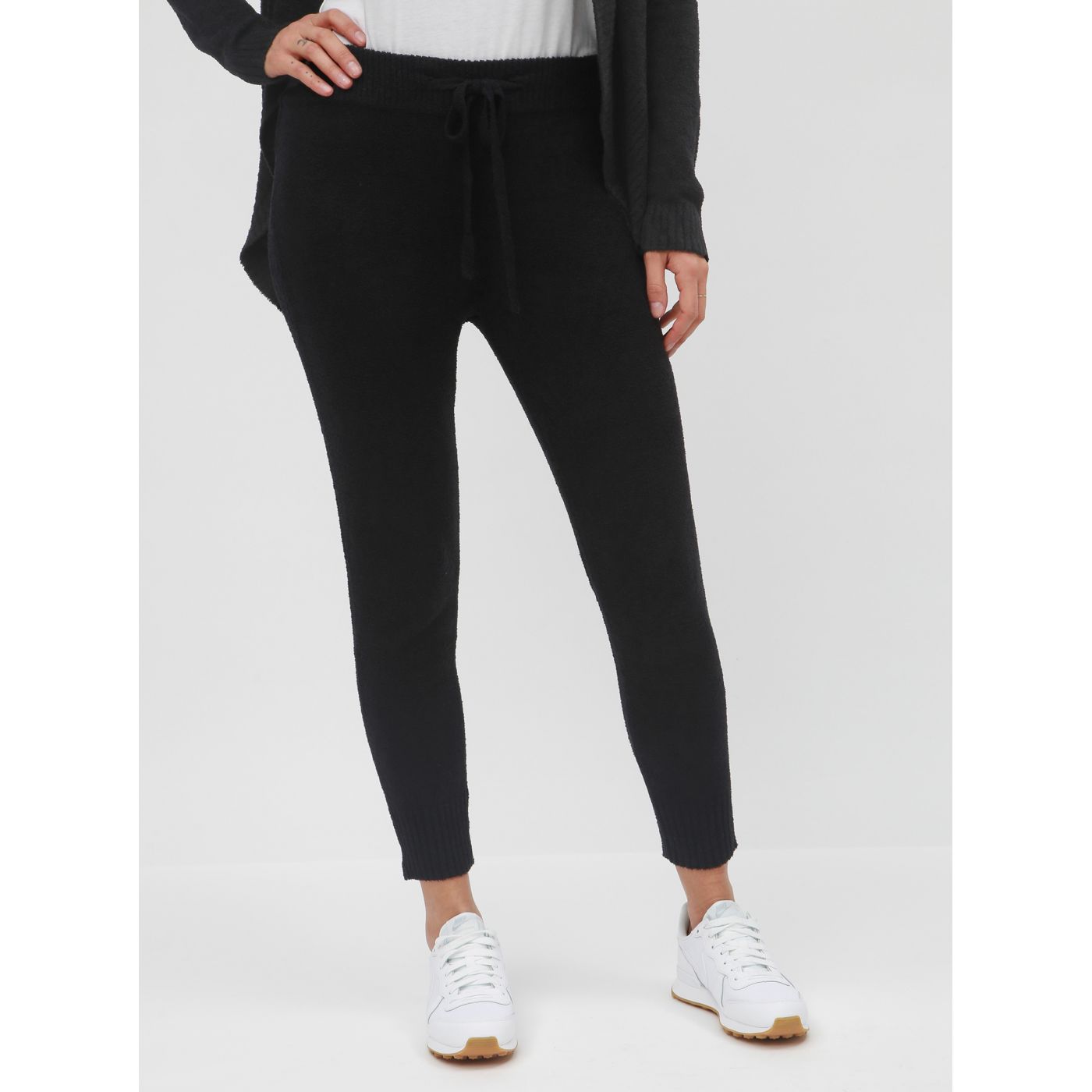 Black abbreviated sweatpants with high waist touch me.