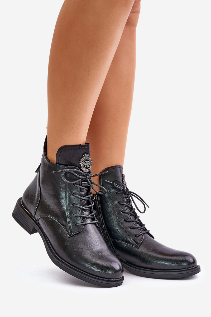 Insulated ankle boots with a flat heel with black Leonise decoration