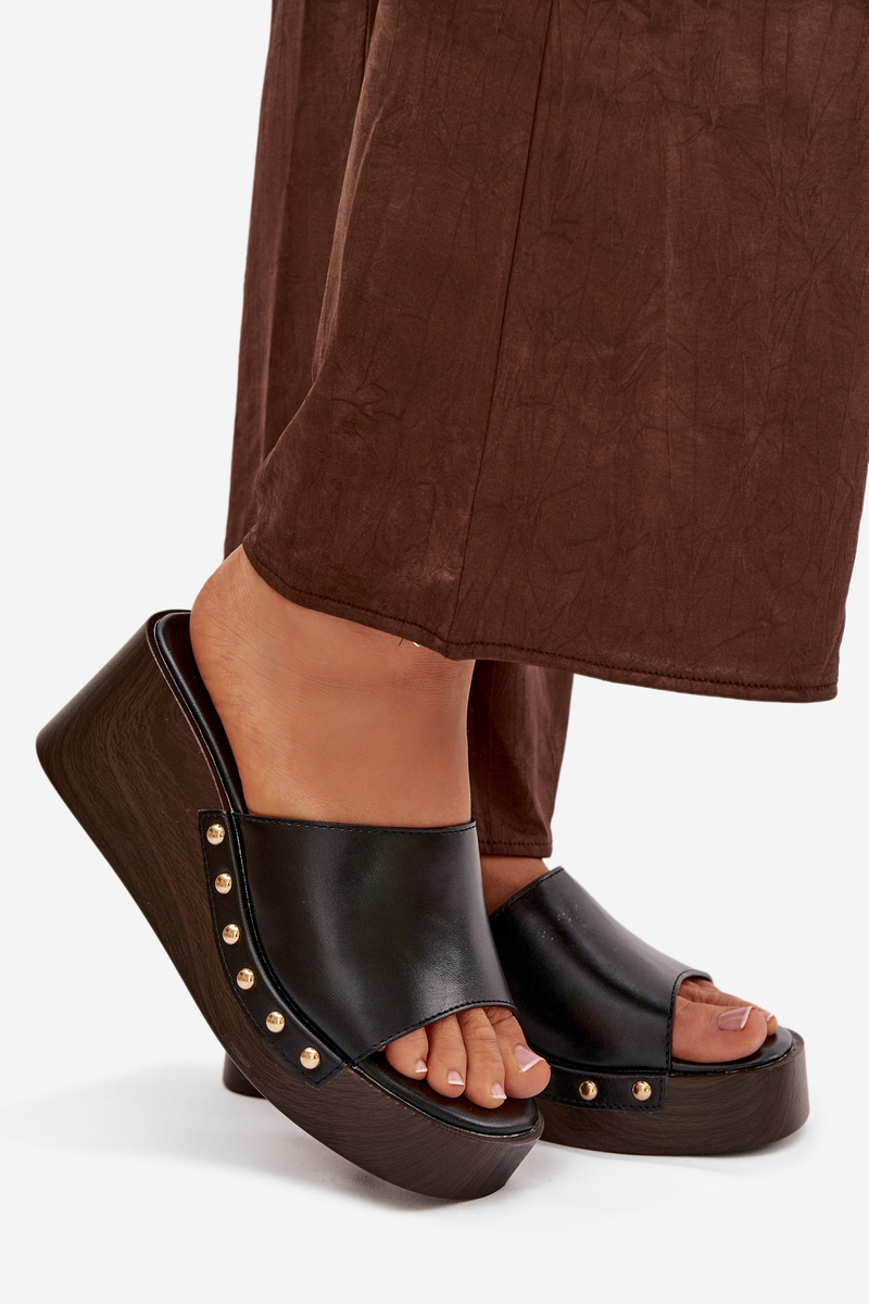 Dámské sandály na platformě s ozdobnými druky