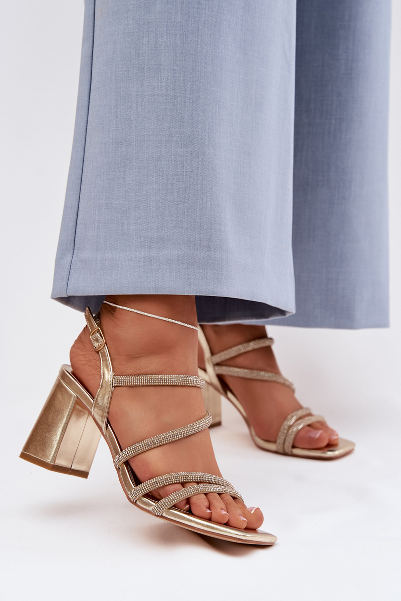 Дамски сандали с каишки и кристали