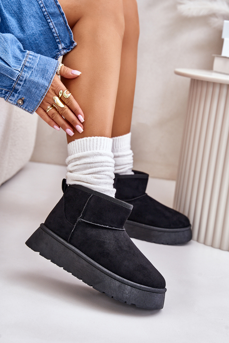 Low women's snow boots on a platform insulated with black fur Saldren