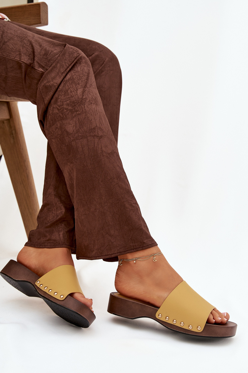 Dámské pantofle s nýty Terissa