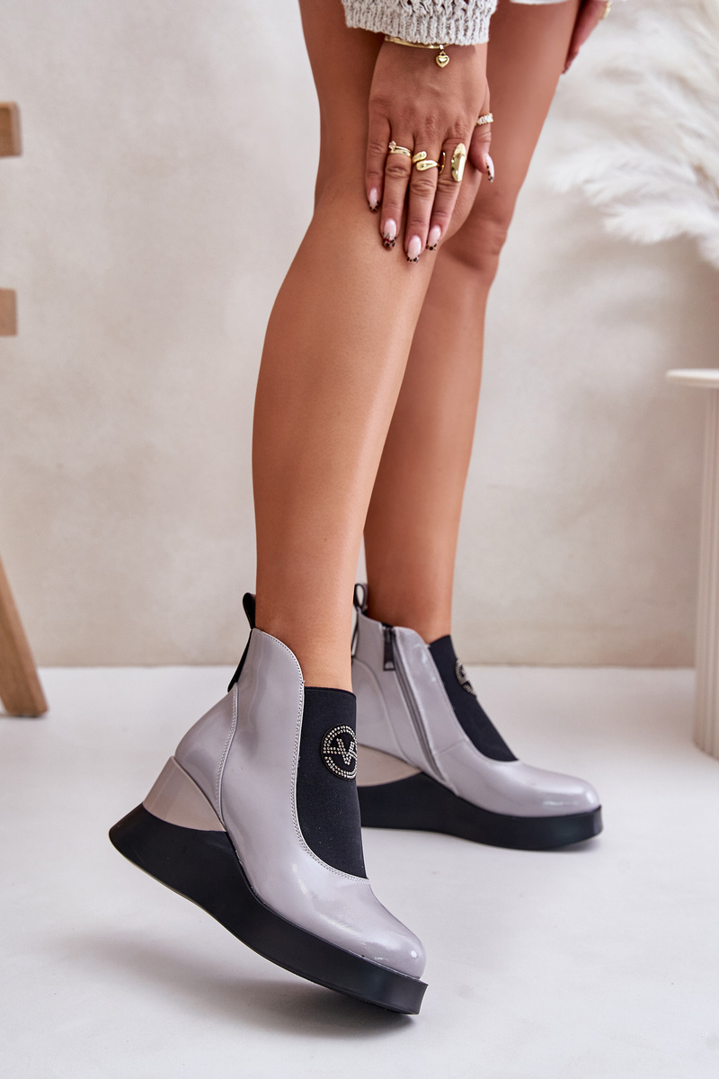 Patent leather ankle boots with Vinceza insulation in grey