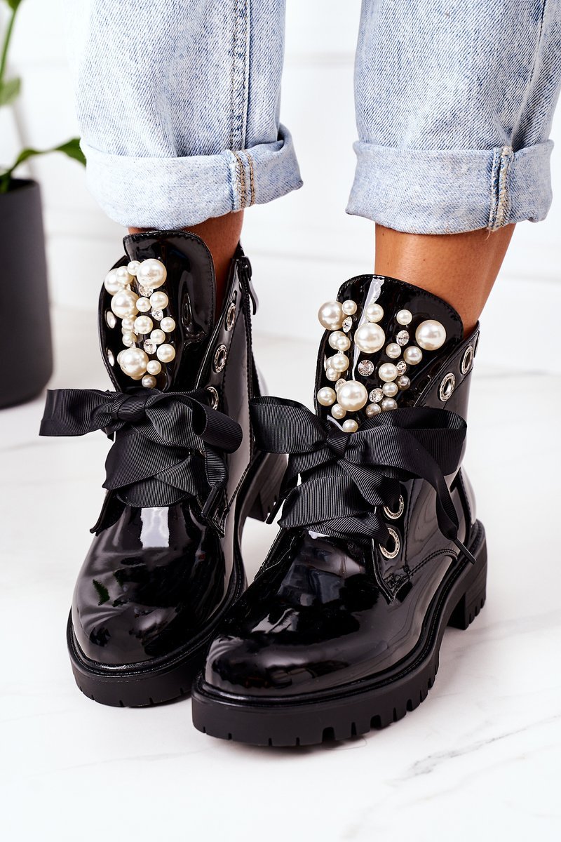 Lacquered warm workers with black pearls Pearl