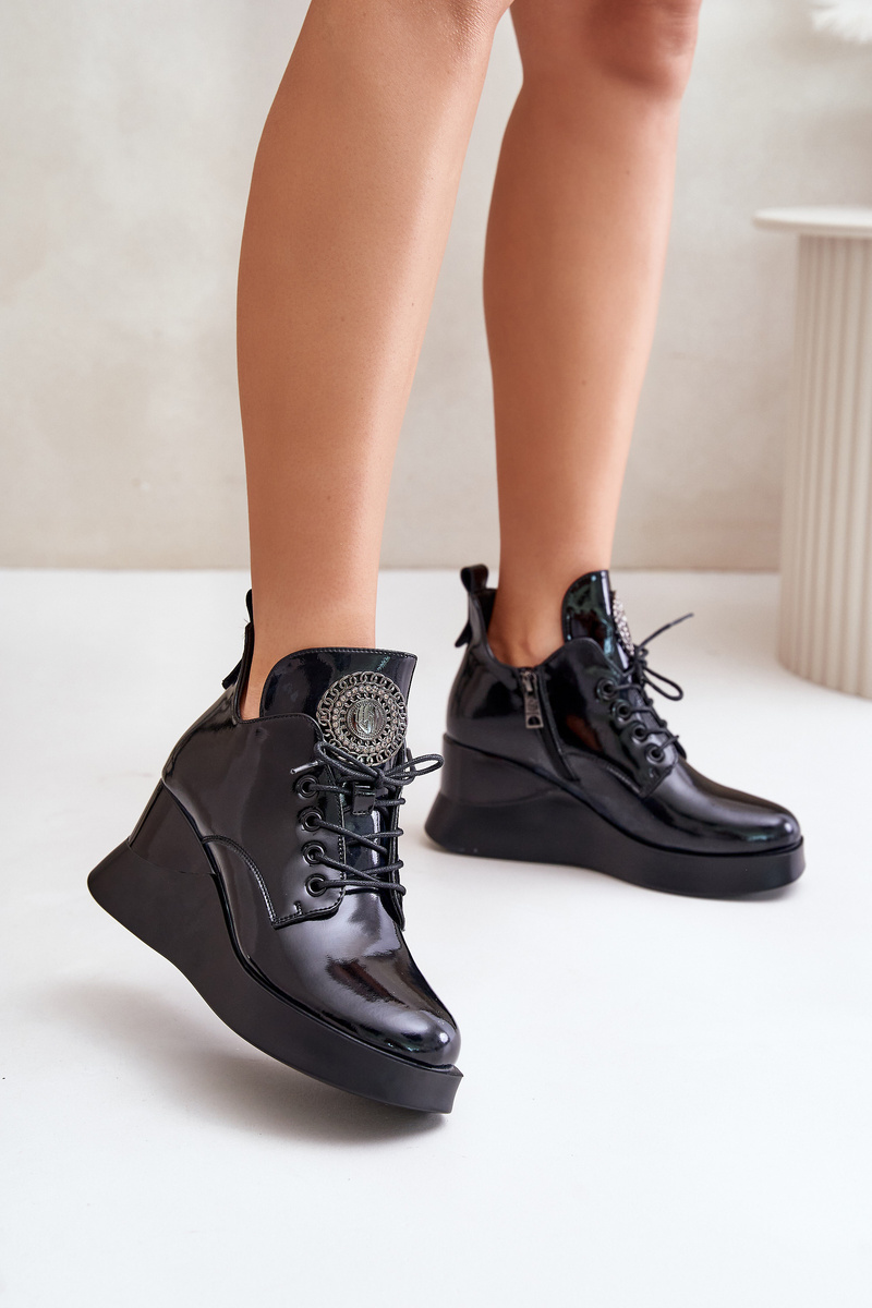 Women's lacquered ankle boots with wedges insulated with Vinceza black