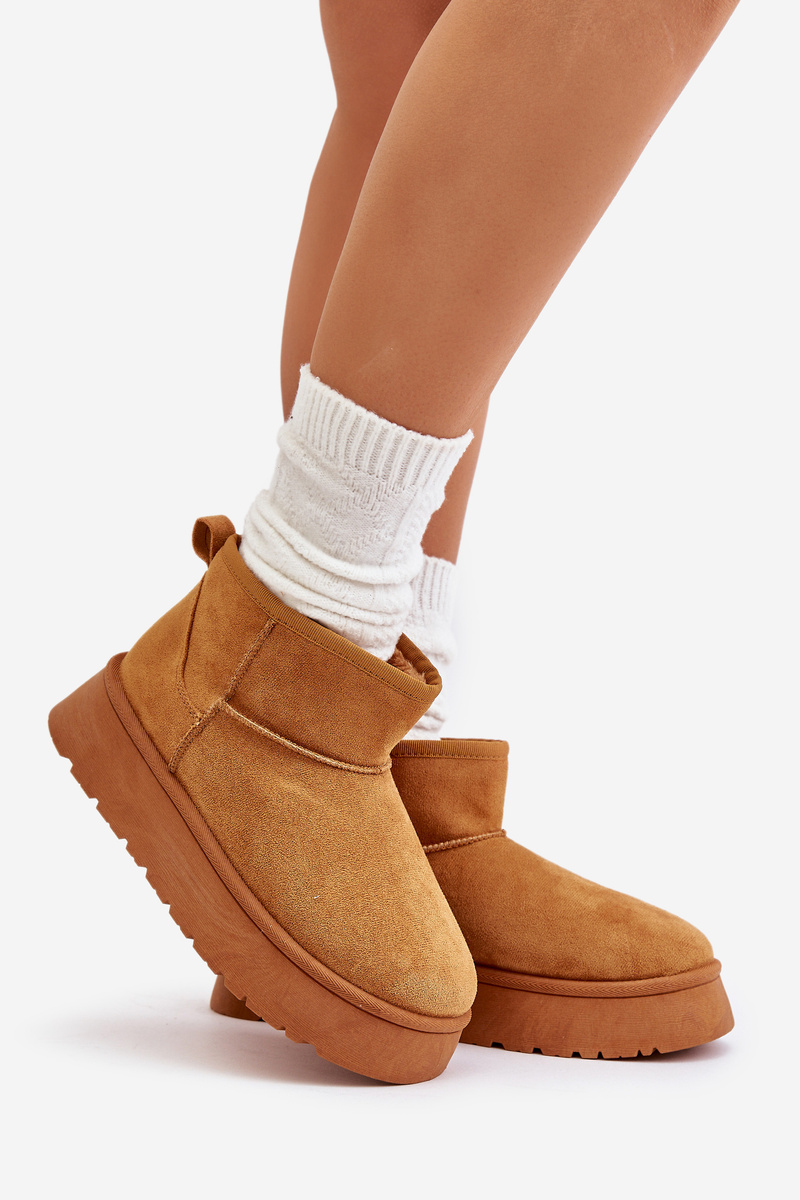 Low women&#039;s snow boots on a platform insulated with Camel Saldren fur