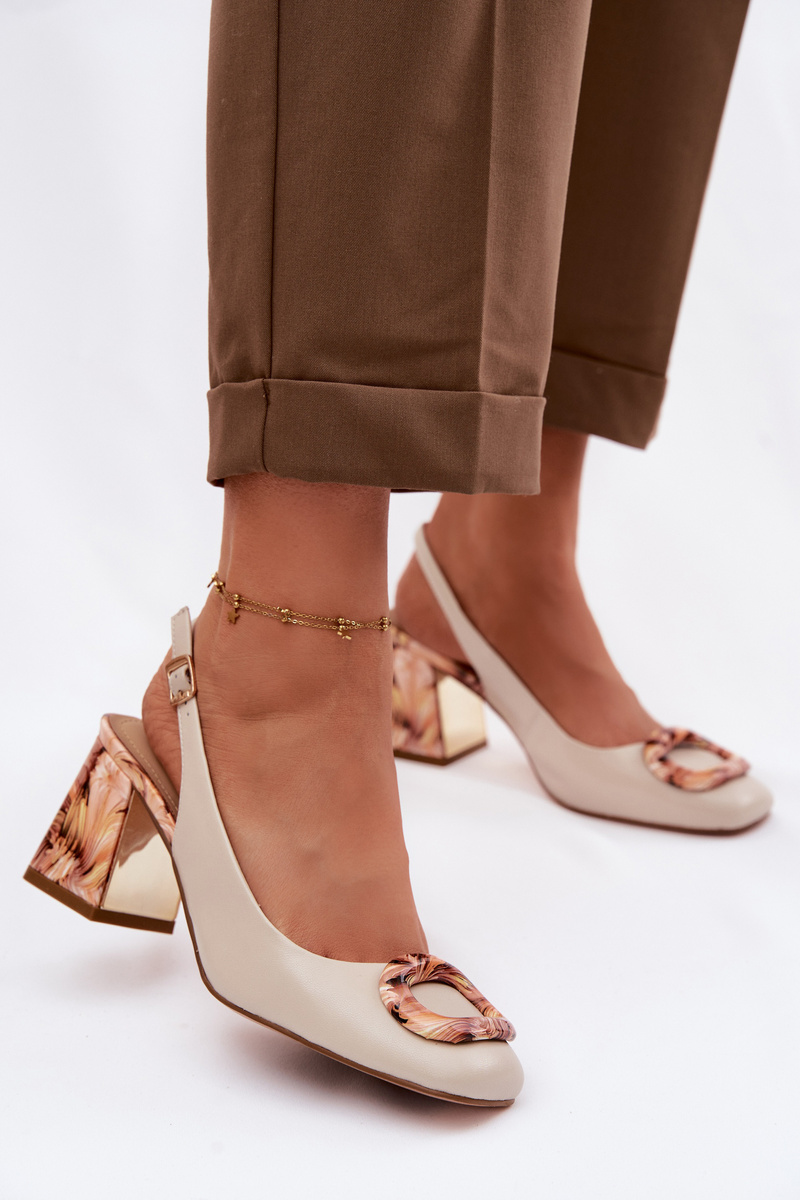 Дамски кожени сандали с блоков ток и катарама