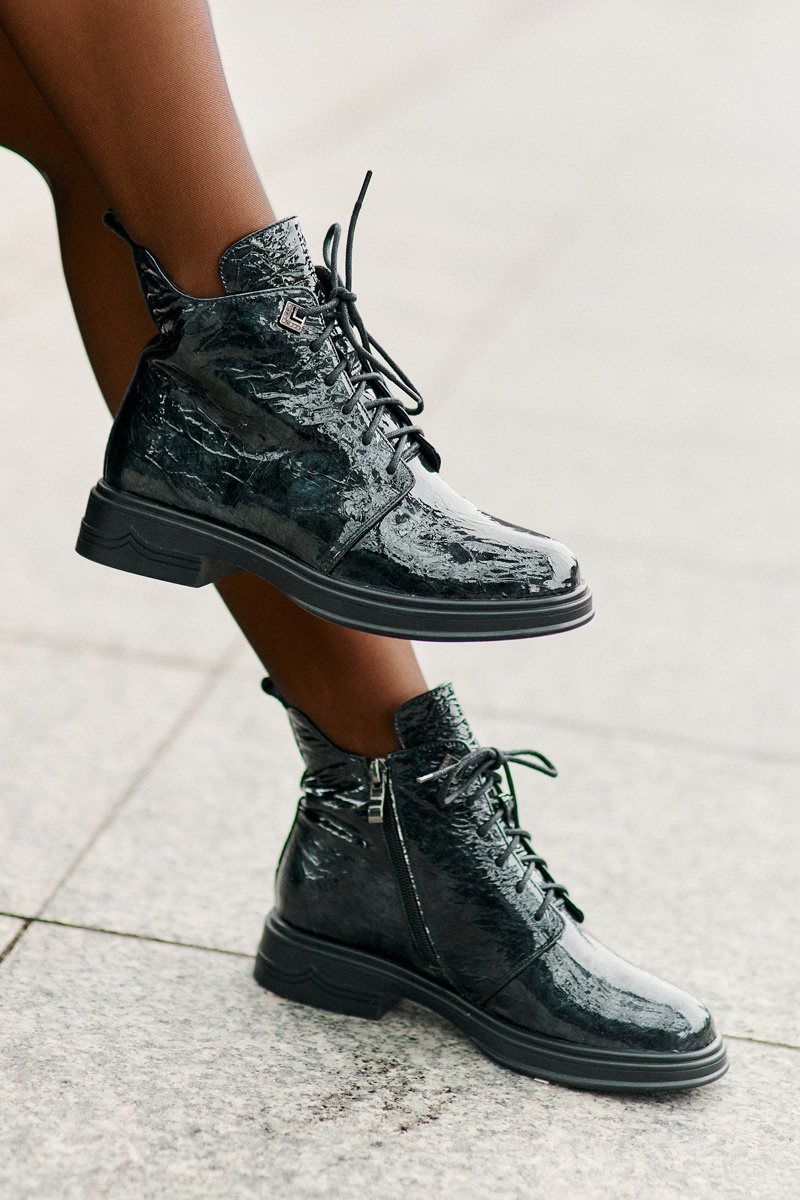 Leather patent leather women's ankle boots insulated with D&A dark green zip