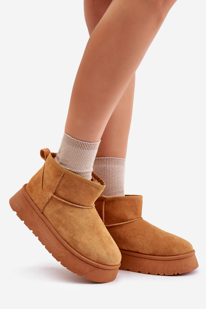 Low women&#039;s snow boots on a platform insulated with Camel Saldren fur