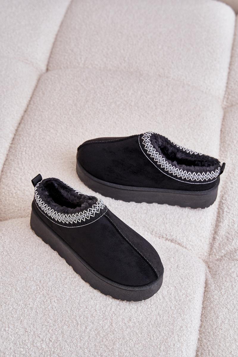 Women&#039;s snow boots on a platform insulated with fur black remenia