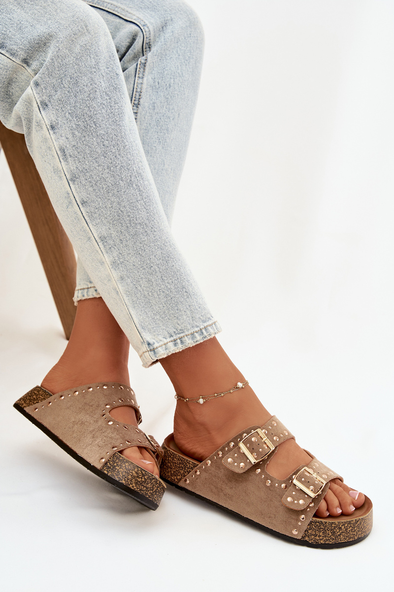 Dámské pantofle s klipsy a cvočky