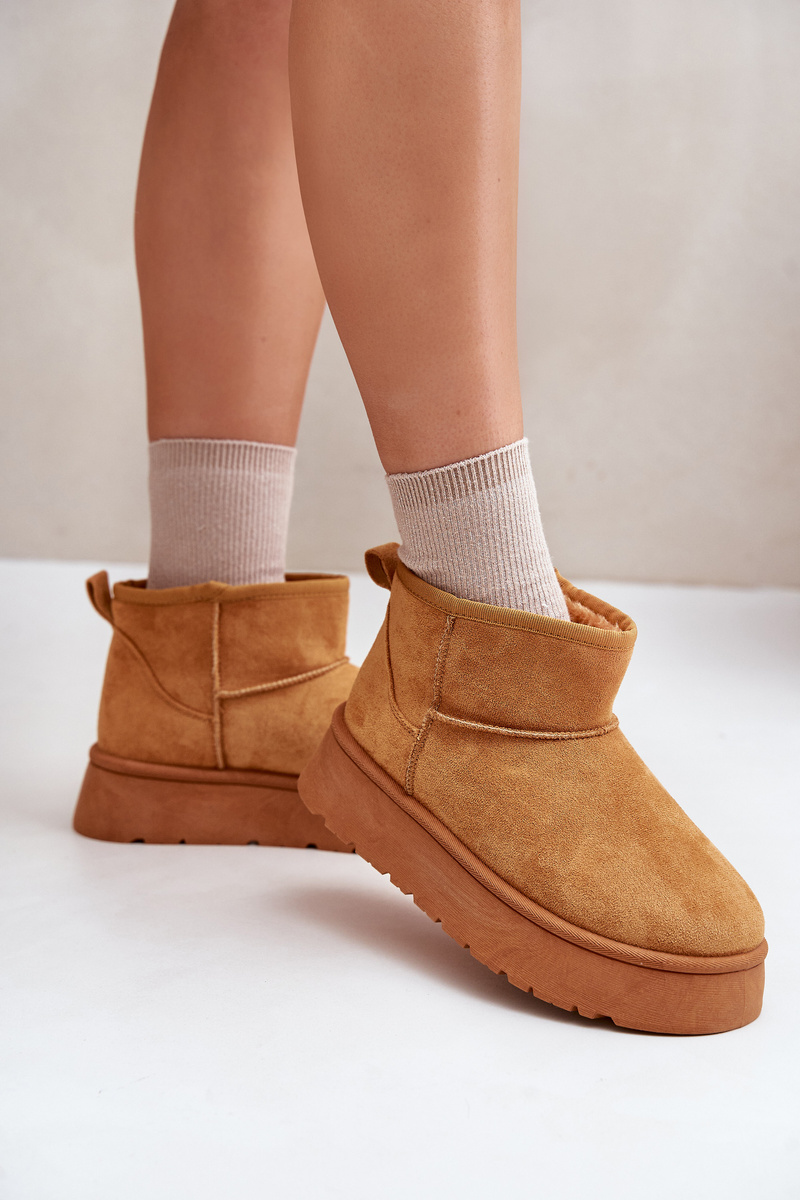 Low women&#039;s snow boots on a platform insulated with Camel Saldren fur