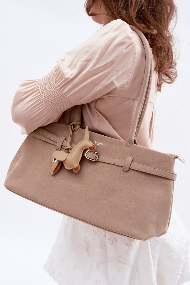 Flora&Co Béžová kabelka s príveskom jazvečíka
