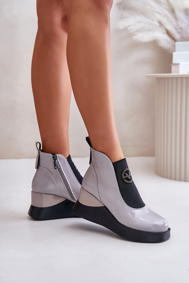 Patent leather ankle boots with Vinceza insulation in grey