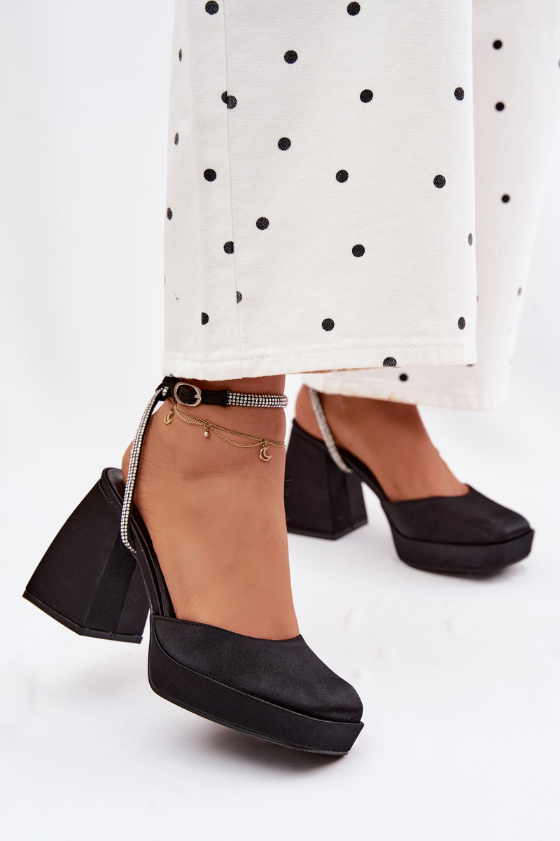 Дамски сандали на висок ток с каишка и кристали