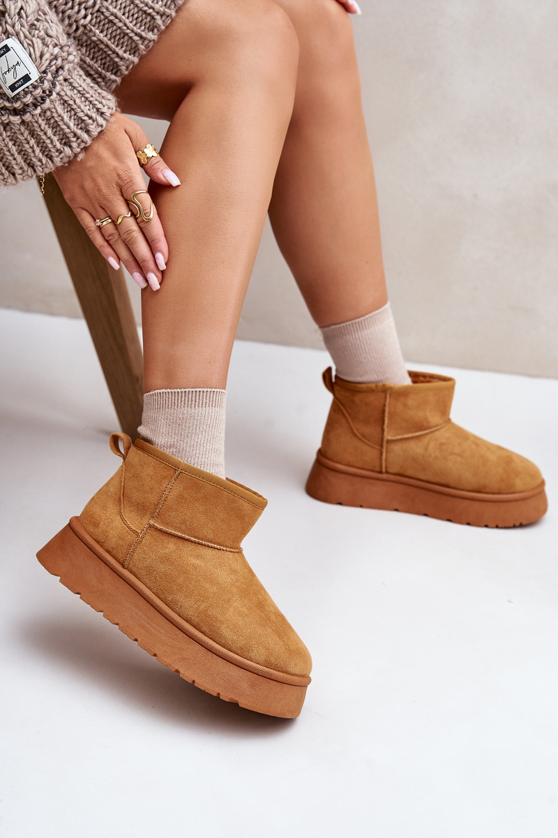 Low women&#039;s snow boots on a platform insulated with Camel Saldren fur