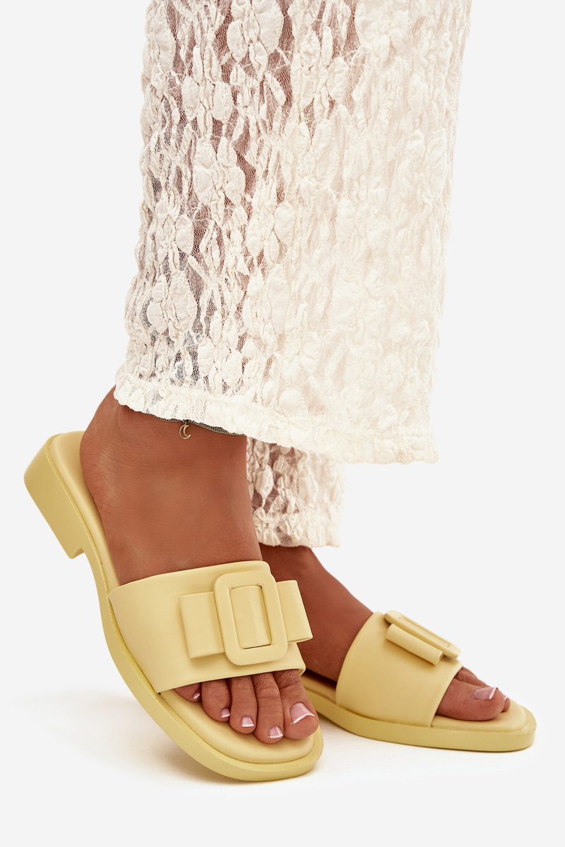 Dámské žluté pantofle s přezkou