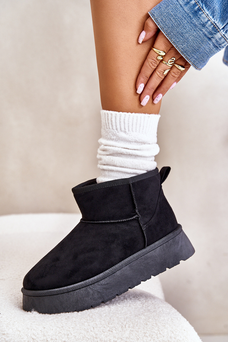 Low women's snow boots on a platform insulated with black fur Saldren