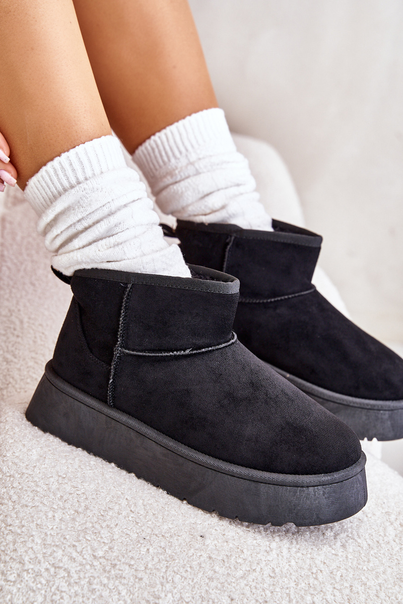 Low women's snow boots on a platform insulated with black fur Saldren