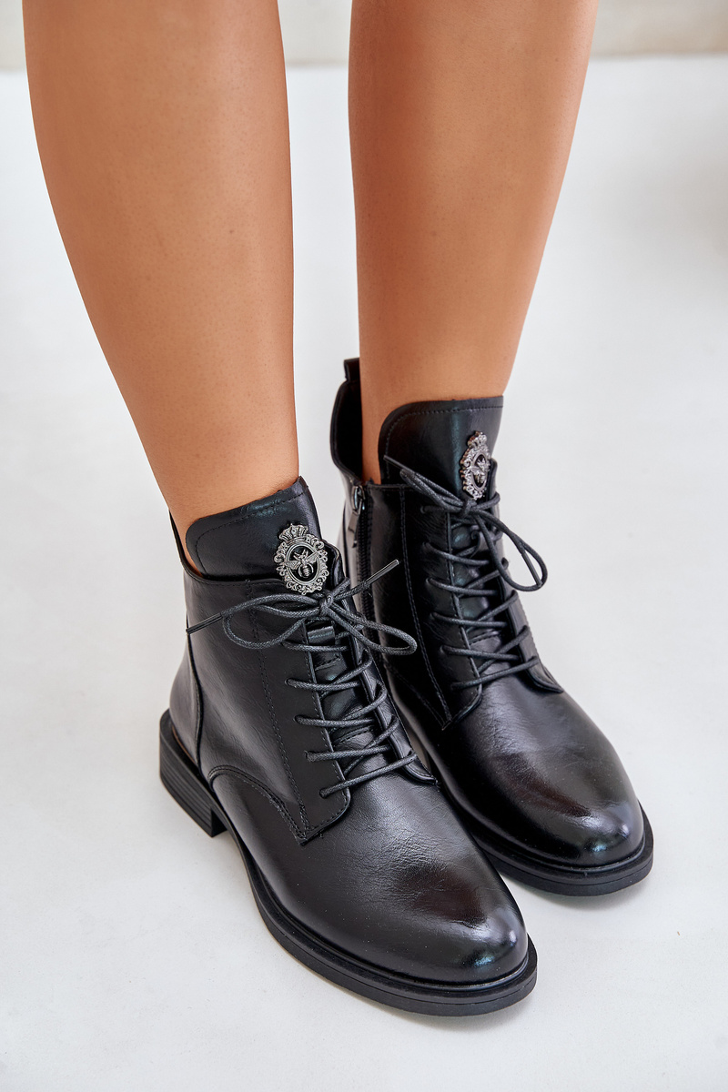 Insulated ankle boots with a flat heel with black Leonise decoration